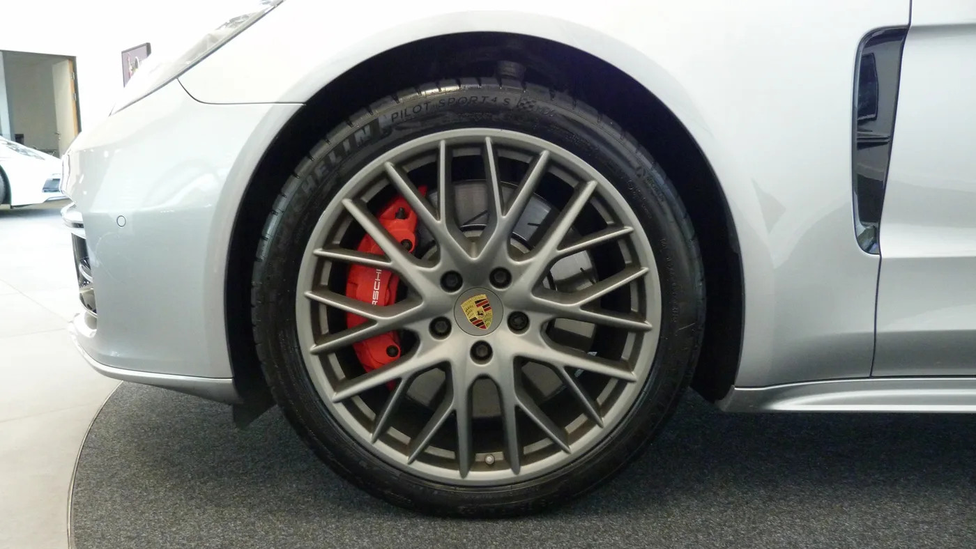 2017 Porsche Panamera angeboten von einer Vertragshändlergruppe in Cheltenham, Vereinigtes Königreich, Foto 4 von 25