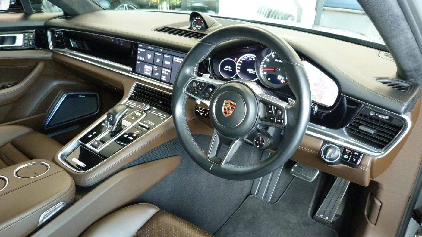 2017 Porsche Panamera angeboten von einer Vertragshändlergruppe in Cheltenham, Vereinigtes Königreich, Foto 18 von 25