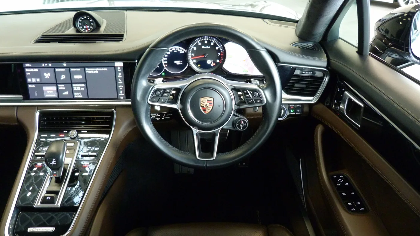 2017 Porsche Panamera angeboten von einer Vertragshändlergruppe in Cheltenham, Vereinigtes Königreich, Foto 23 von 25