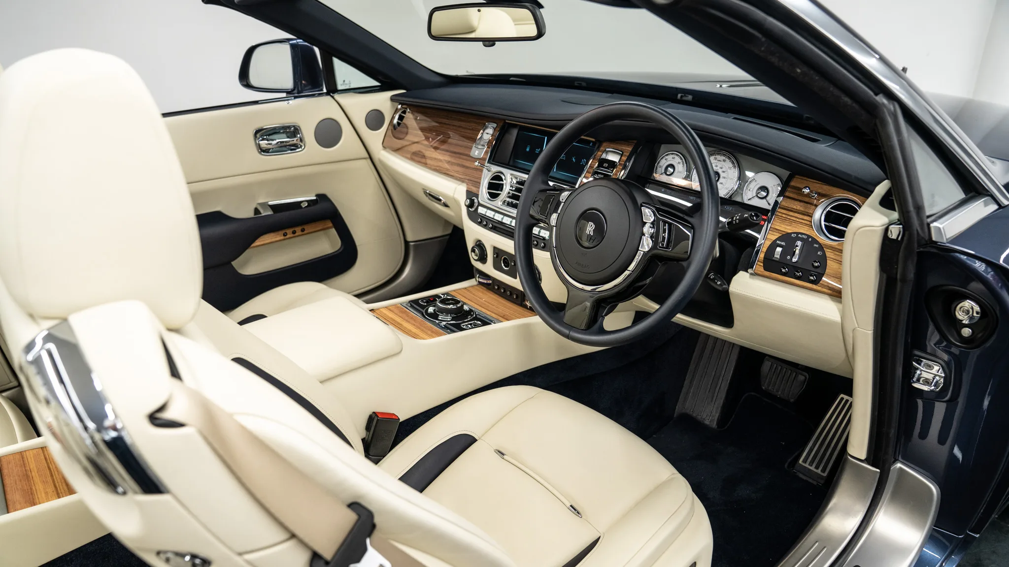 2017 Rolls-Royce Dawn, 29/30