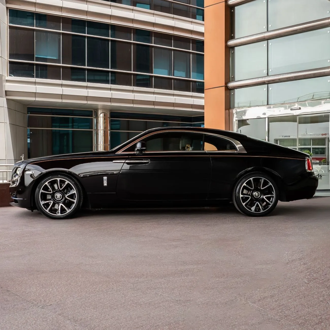 2017 Rolls-Royce Wraith angeboten von einem Fachhändler in Dubai, Vereinigte Arabische Emirate, Foto 3 von 22