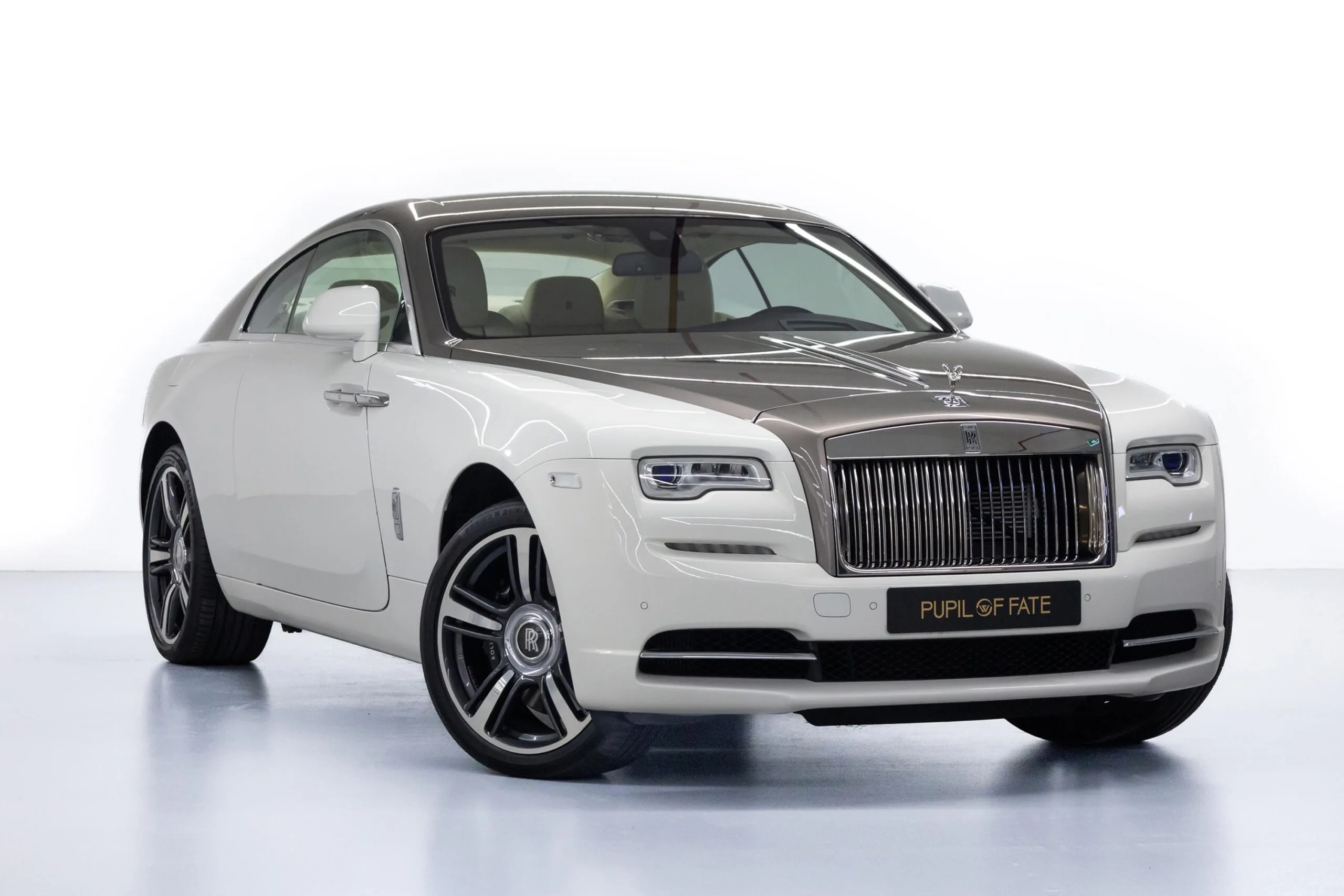 2017 Rolls-Royce Wraith proposée par un concessionnaire spécialisé à Dubaï, Émirats arabes unis, photo principale