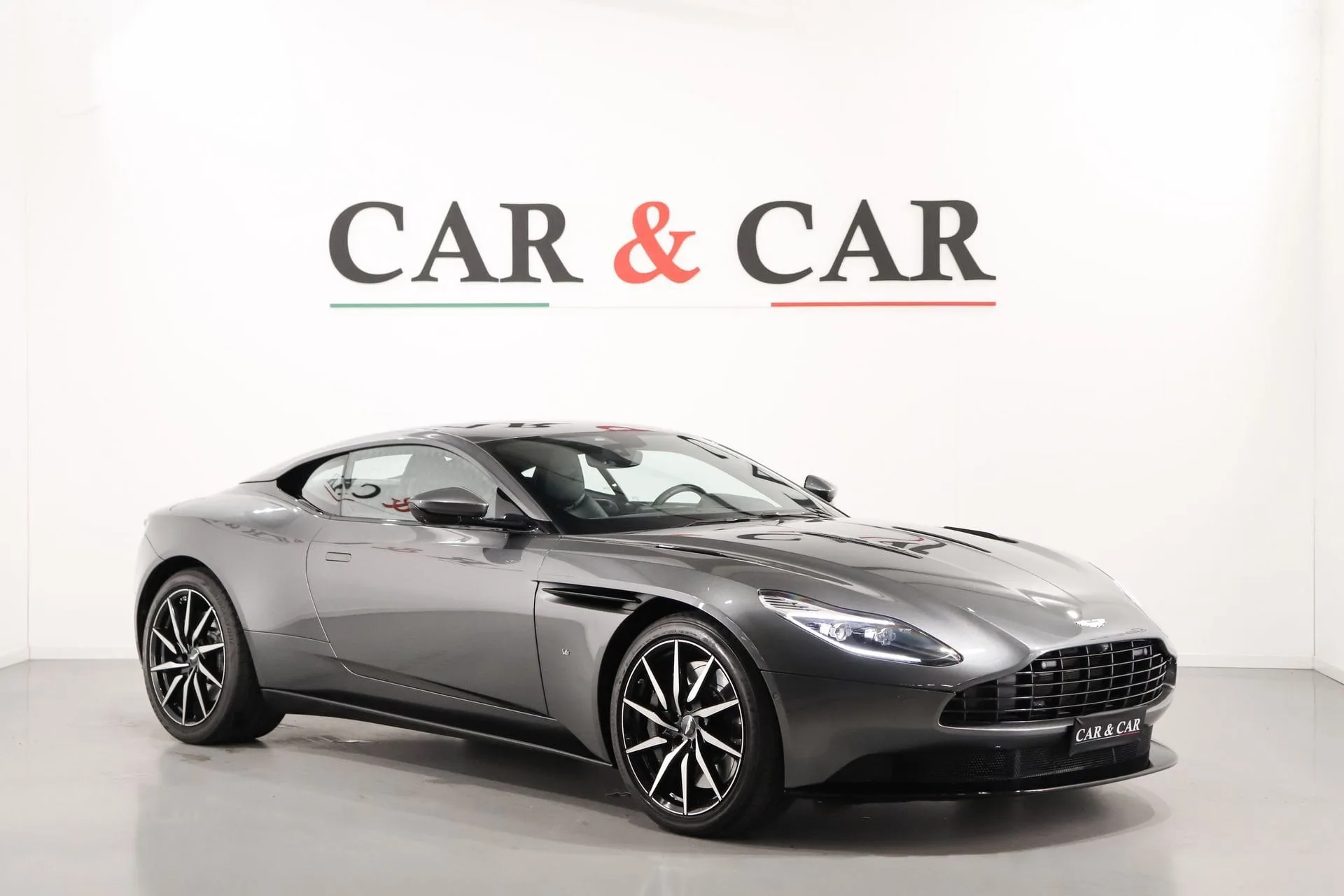 2018 Aston Martin DB11 V12 angeboten von einem Supersportwagenhändler in Zibido San Giacomo, Italien, Hauptfoto