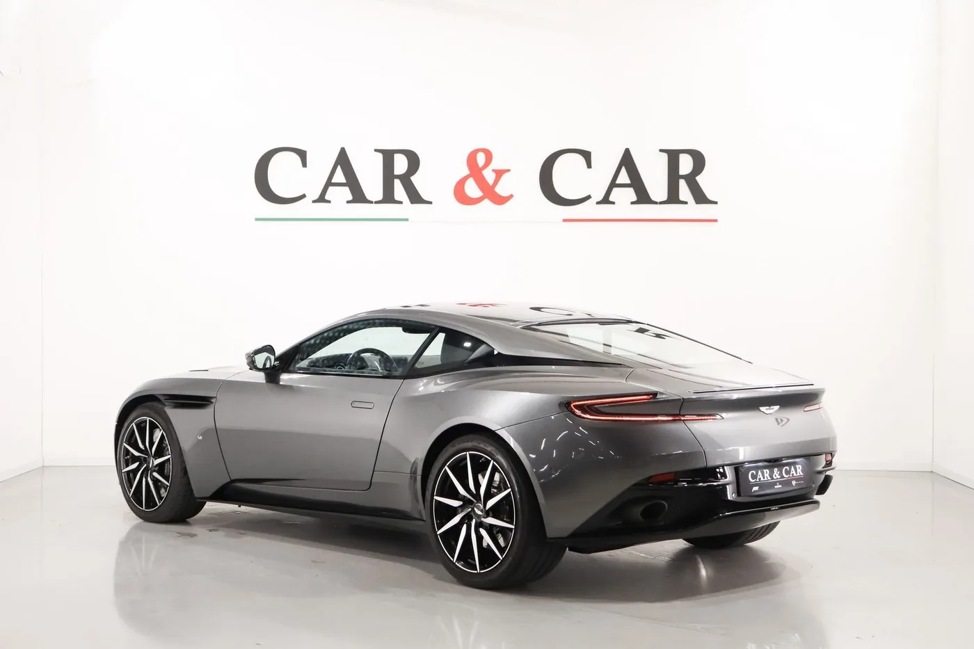 2018 Aston Martin DB11 V12 angeboten von einem Supersportwagenhändler in Zibido San Giacomo, Italien, Foto 2 von 25