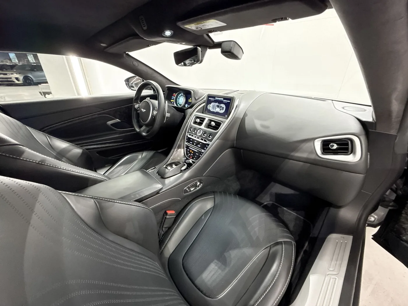 2018 Aston Martin DB11 V12 angeboten von einem Supersportwagenhändler in Zibido San Giacomo, Italien, Foto 15 von 25
