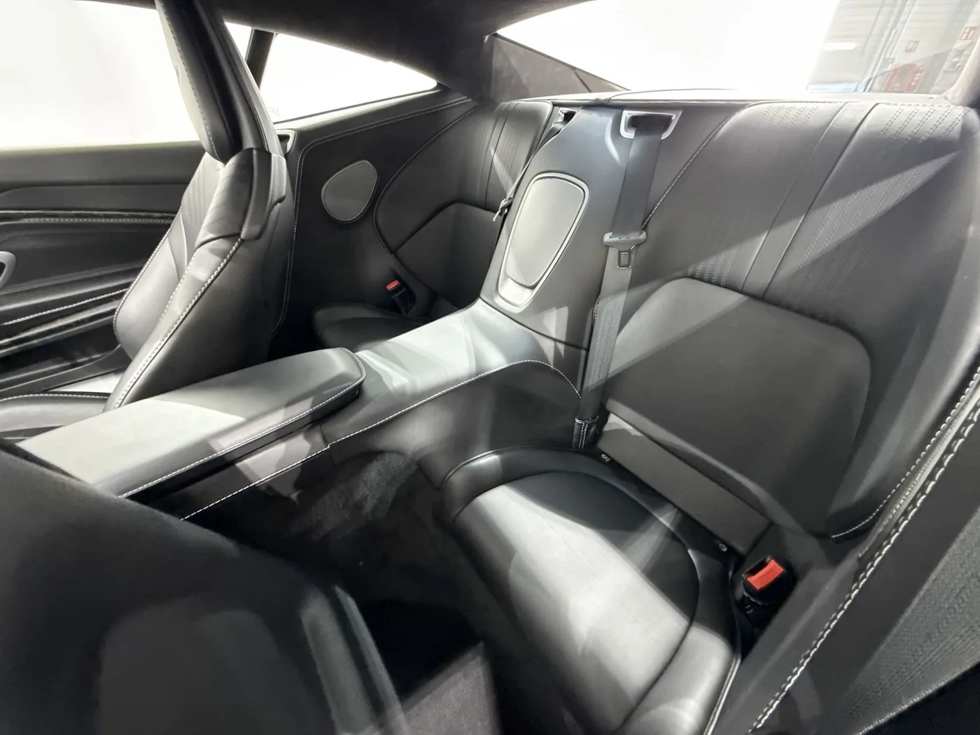 2018 Aston Martin DB11 V12 angeboten von einem Supersportwagenhändler in Zibido San Giacomo, Italien, Foto 16 von 25