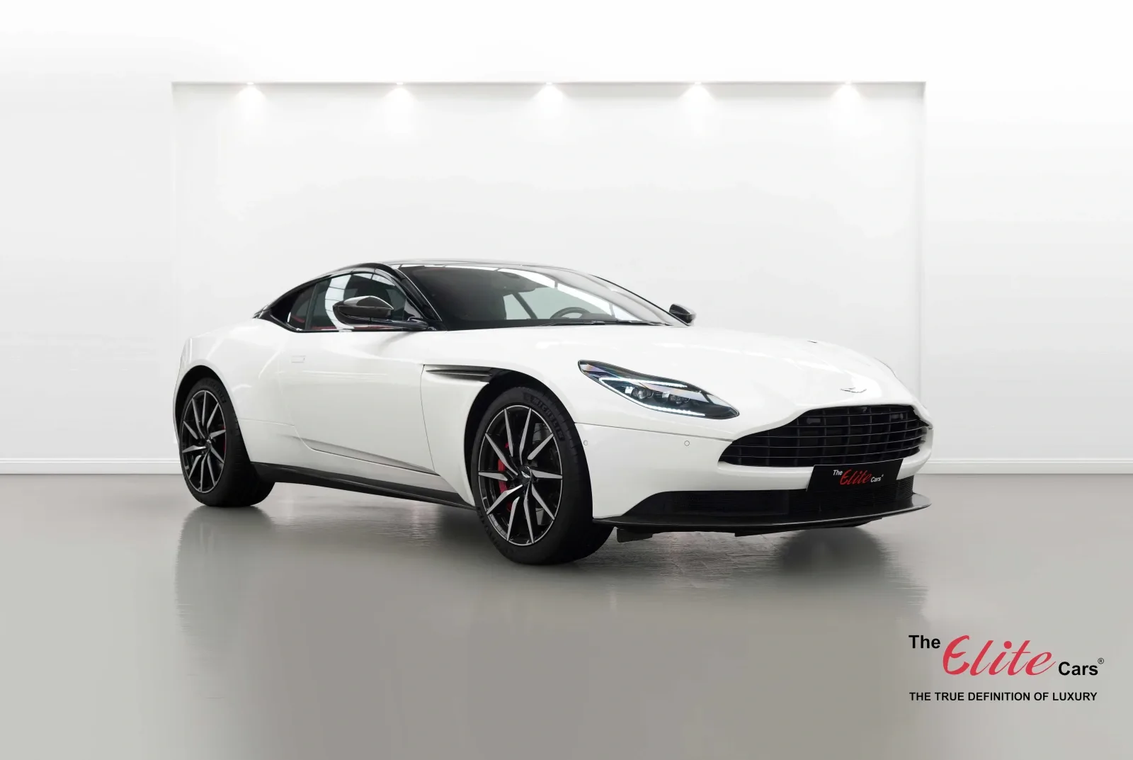 2018 Aston Martin DB11 V8 angeboten von einem Fachhändler in Dubai, Vereinigte Arabische Emirate, Hauptfoto