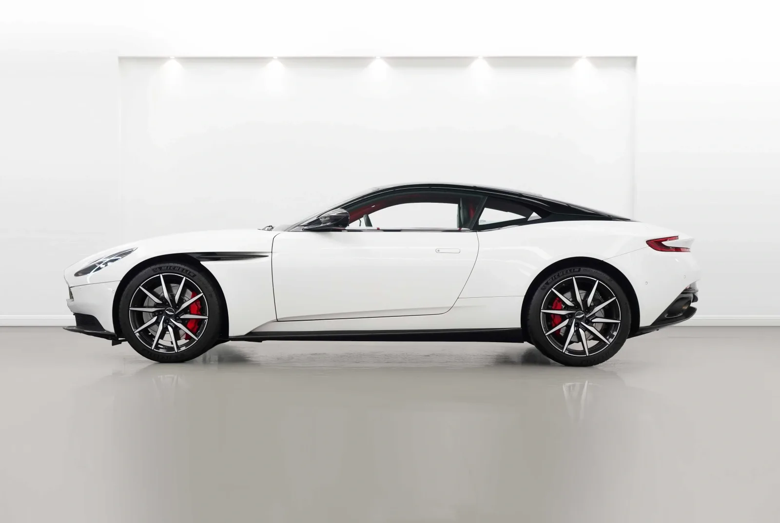2018 Aston Martin DB11 V8, 2/16