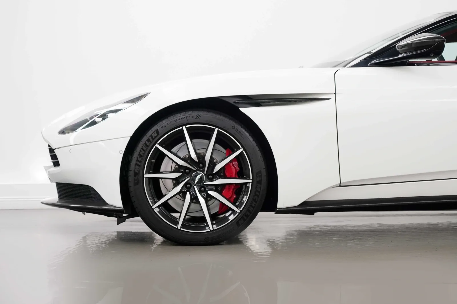 2018 Aston Martin DB11 V8, 6/16
