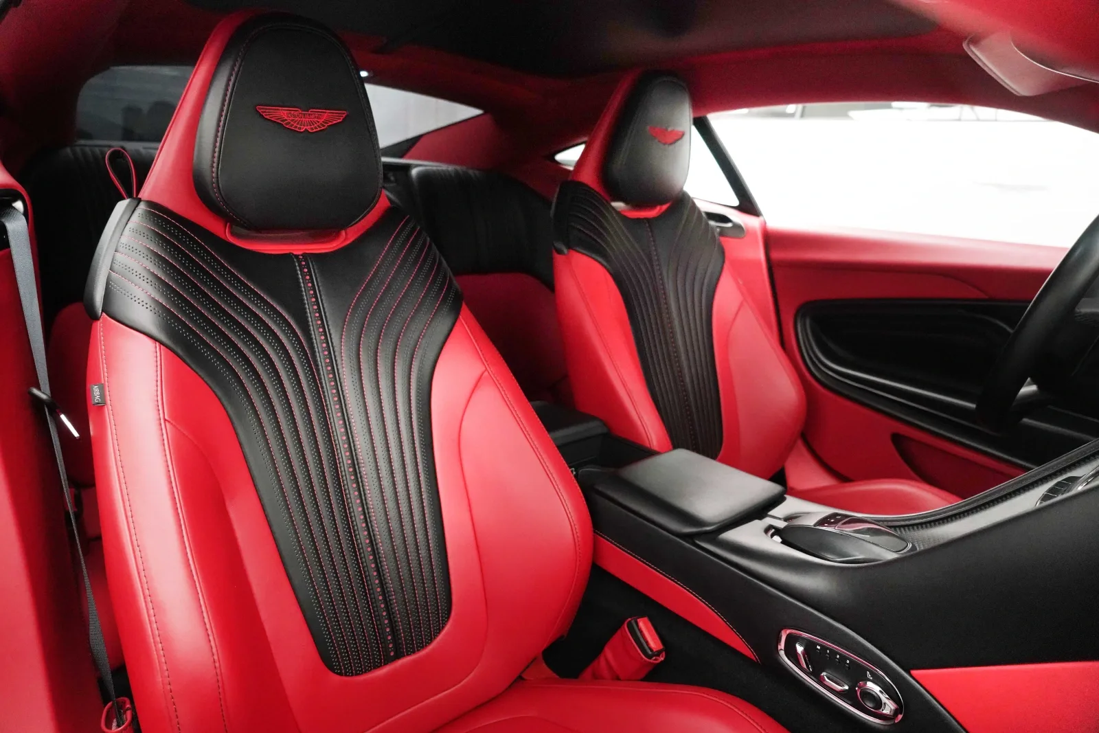 2018 Aston Martin DB11 V8, 13/16