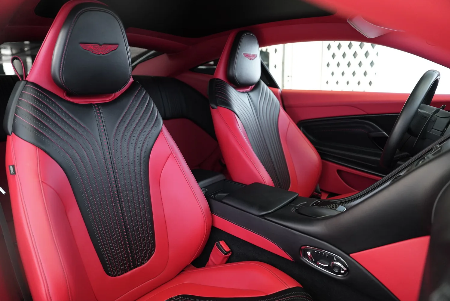 2018 Aston Martin DB11 V8, 13/15