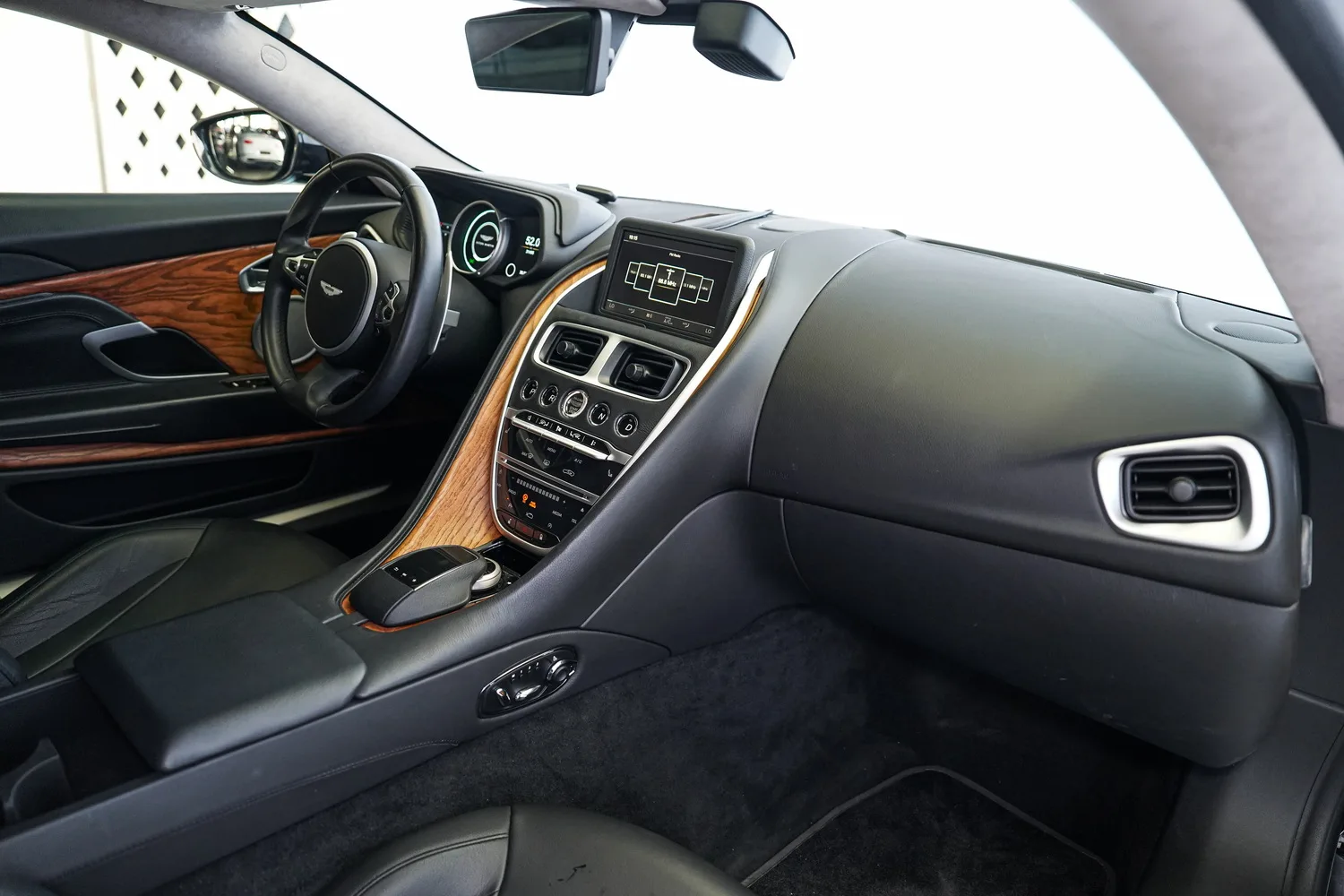2018 Aston Martin DB11 V8, 13/14