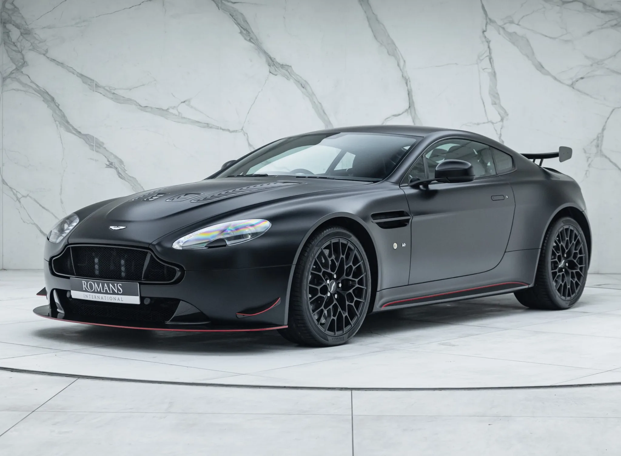 2018 Aston Martin V12 Vantage S proposée par un concessionnaire spécialisé à Banstead, Royaume-Uni, photo principale