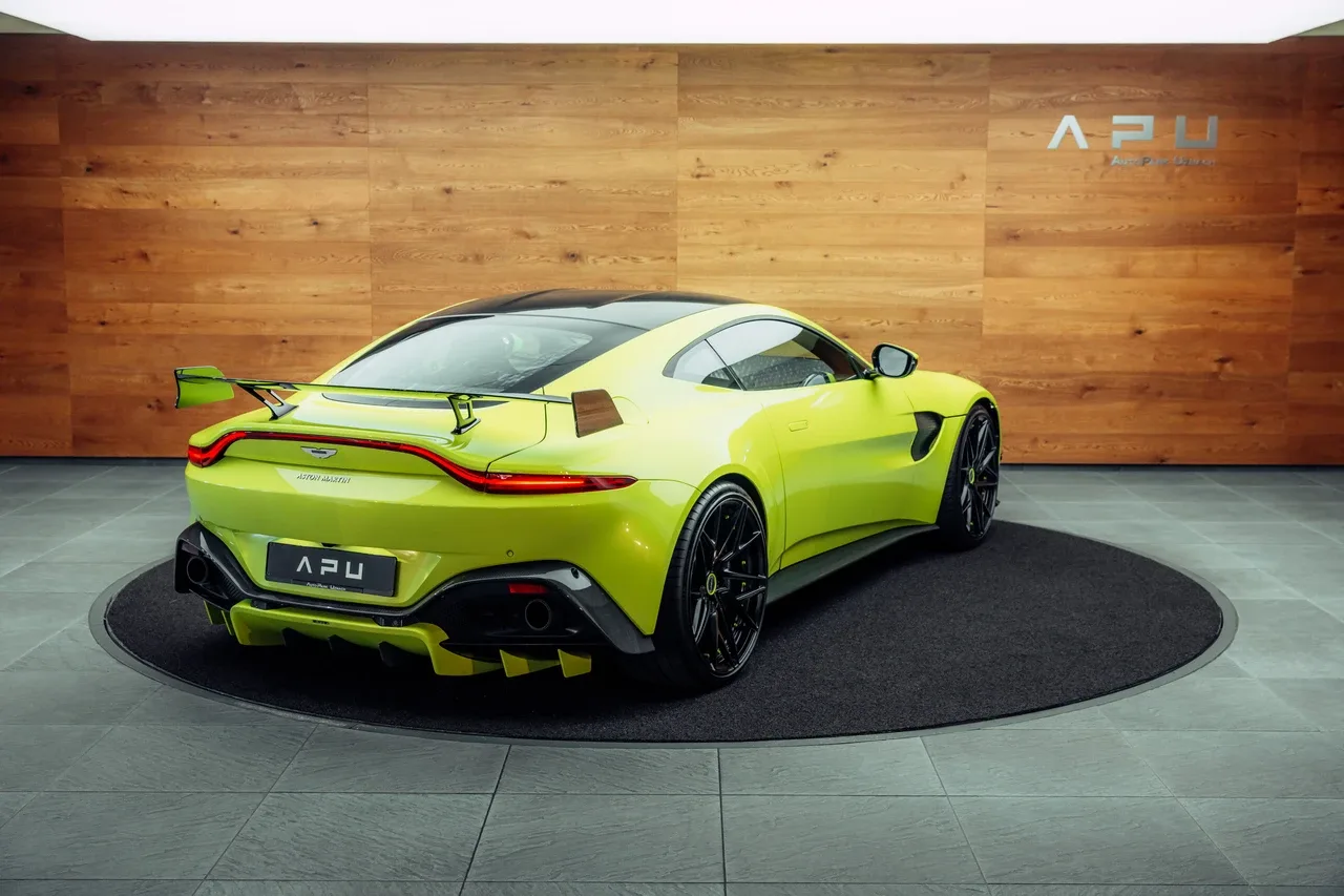 2018 Aston Martin V8 Vantage proposée par un concessionnaire spécialisé à Uznach, Suisse, photo principale