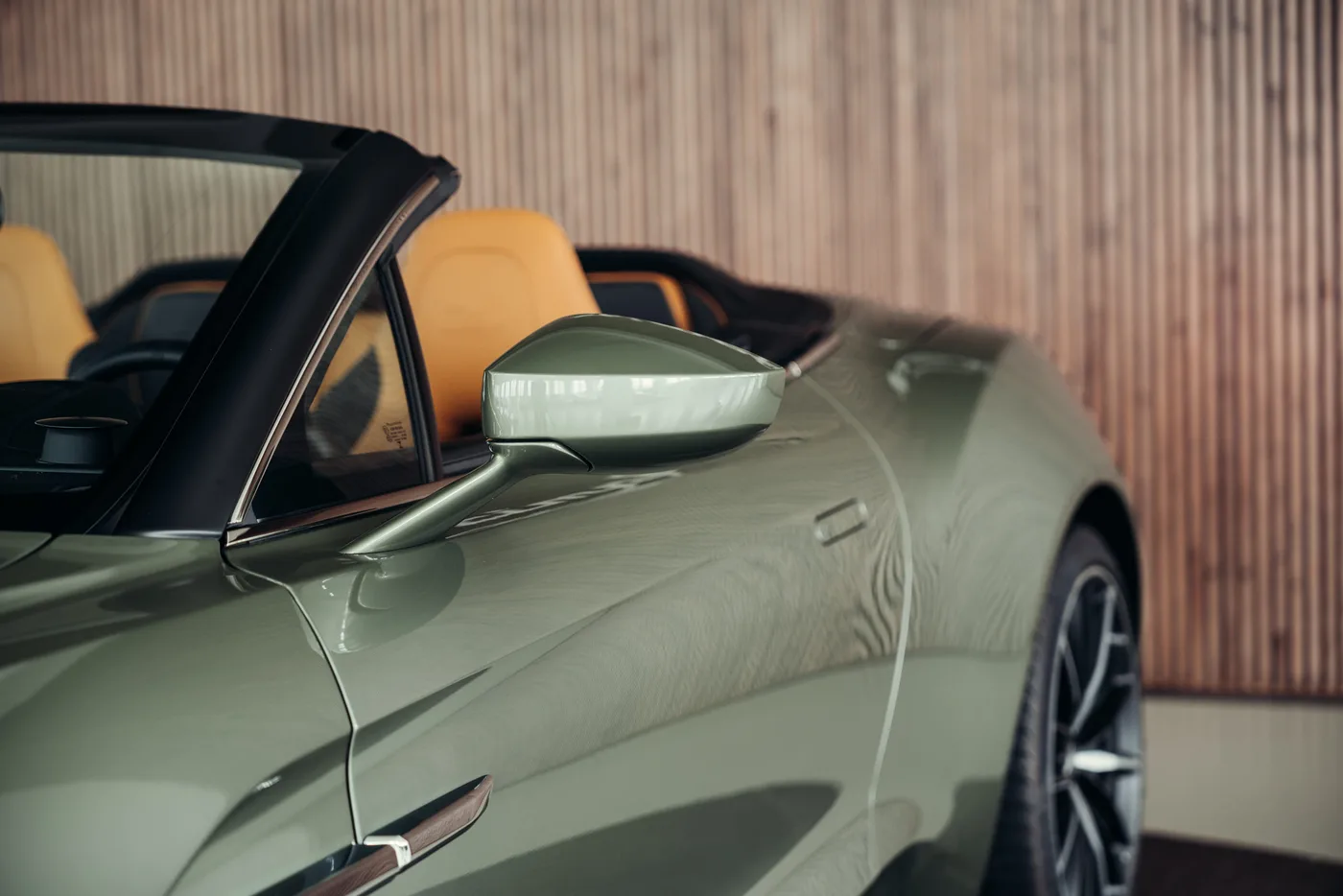 2018 Aston Martin Vanquish Zagato Volante offered by a collector car specialist in Stuttgart, Germany, photo 11 of 25