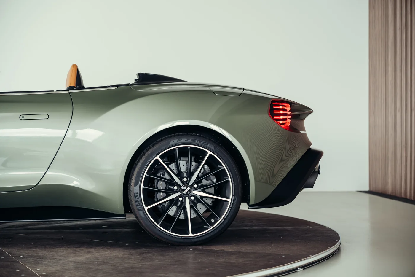 2018 Aston Martin Vanquish Zagato Volante offered by a collector car specialist in Stuttgart, Germany, photo 14 of 25