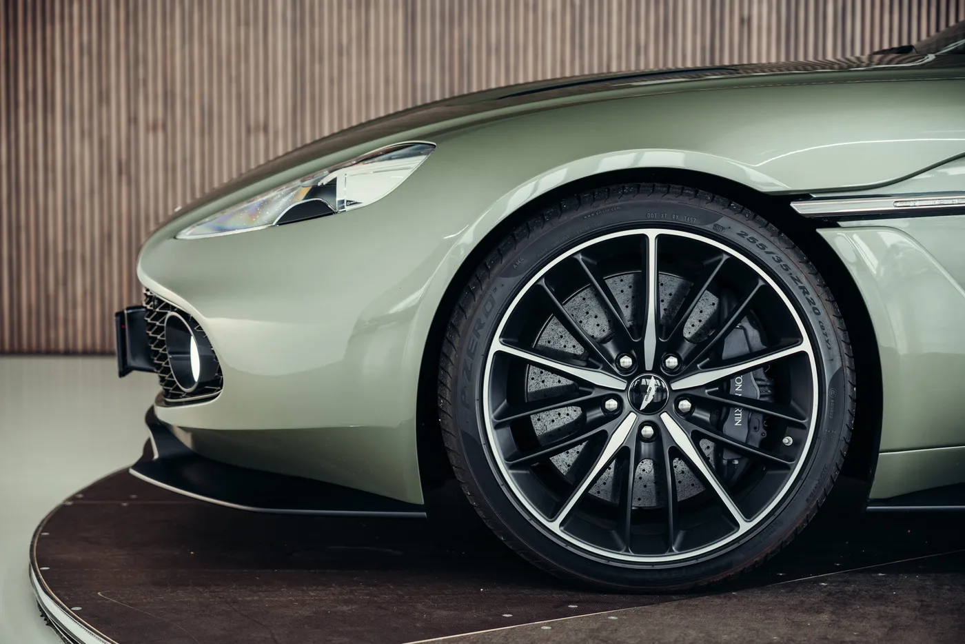 2018 Aston Martin Vanquish Zagato Volante offered by a collector car specialist in Stuttgart, Germany, photo 17 of 25