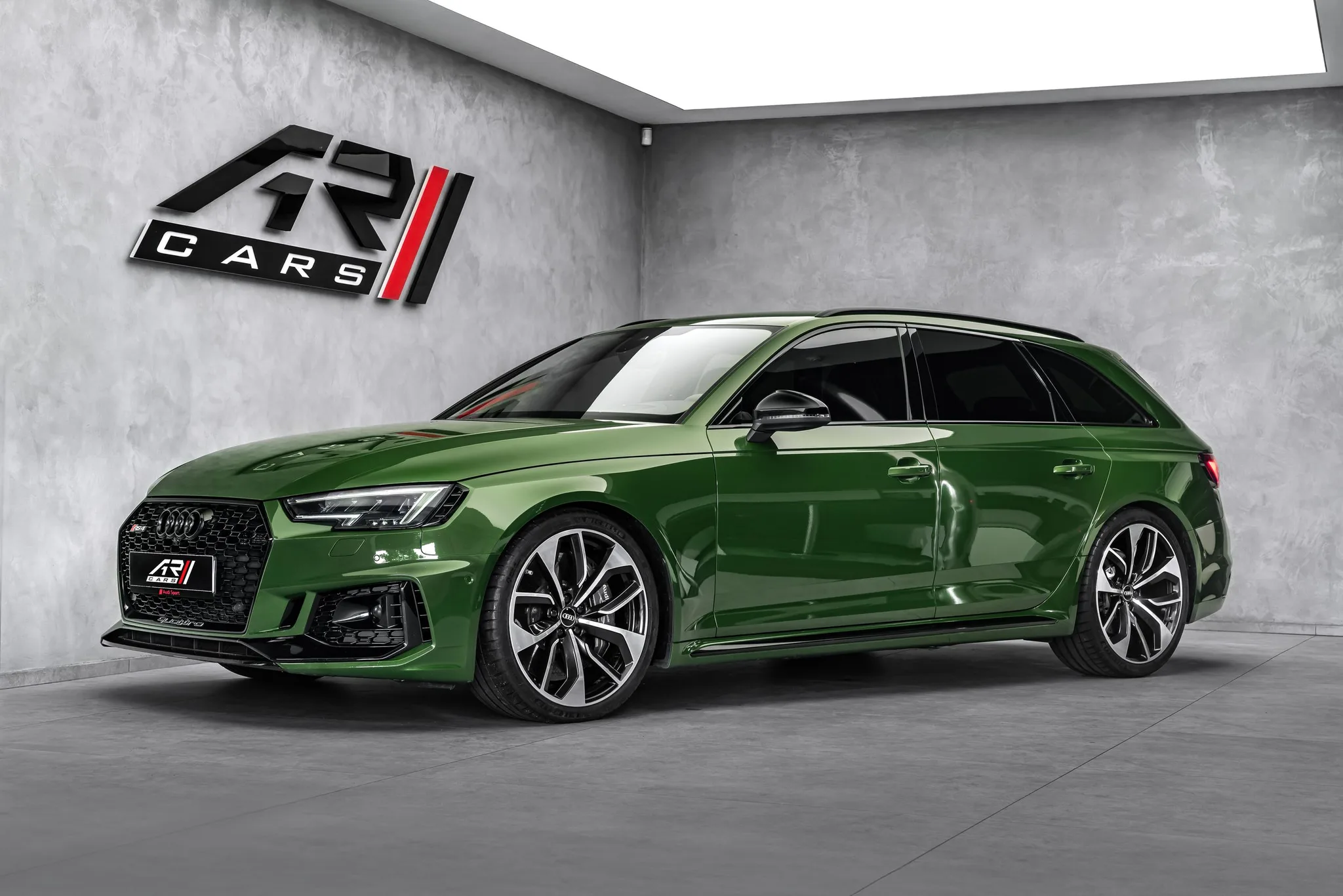 2018 Audi RS4 proposée par un concessionnaire spécialisé à Ostrava, Tchéquie, photo principale