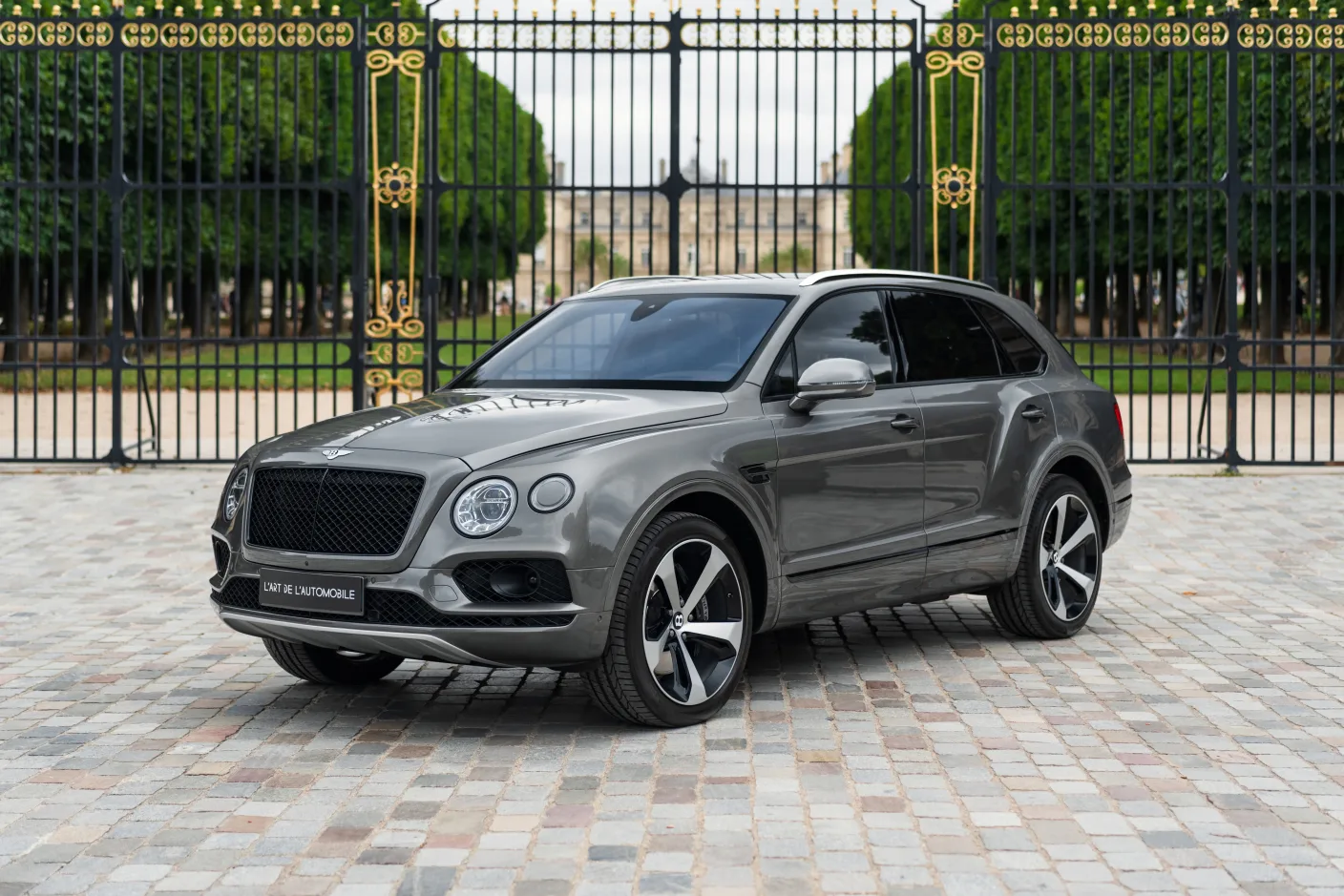 2018 Bentley Bentayga W12 proposée par un concessionnaire spécialisé à Paris, France, photo principale