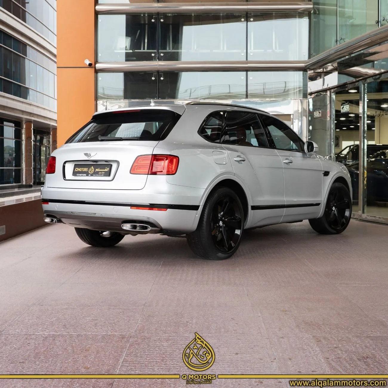 2018 Bentley Bentayga Signature offered by a specialist dealer in Dubai, United Arab Emirates, photo 2 of 12