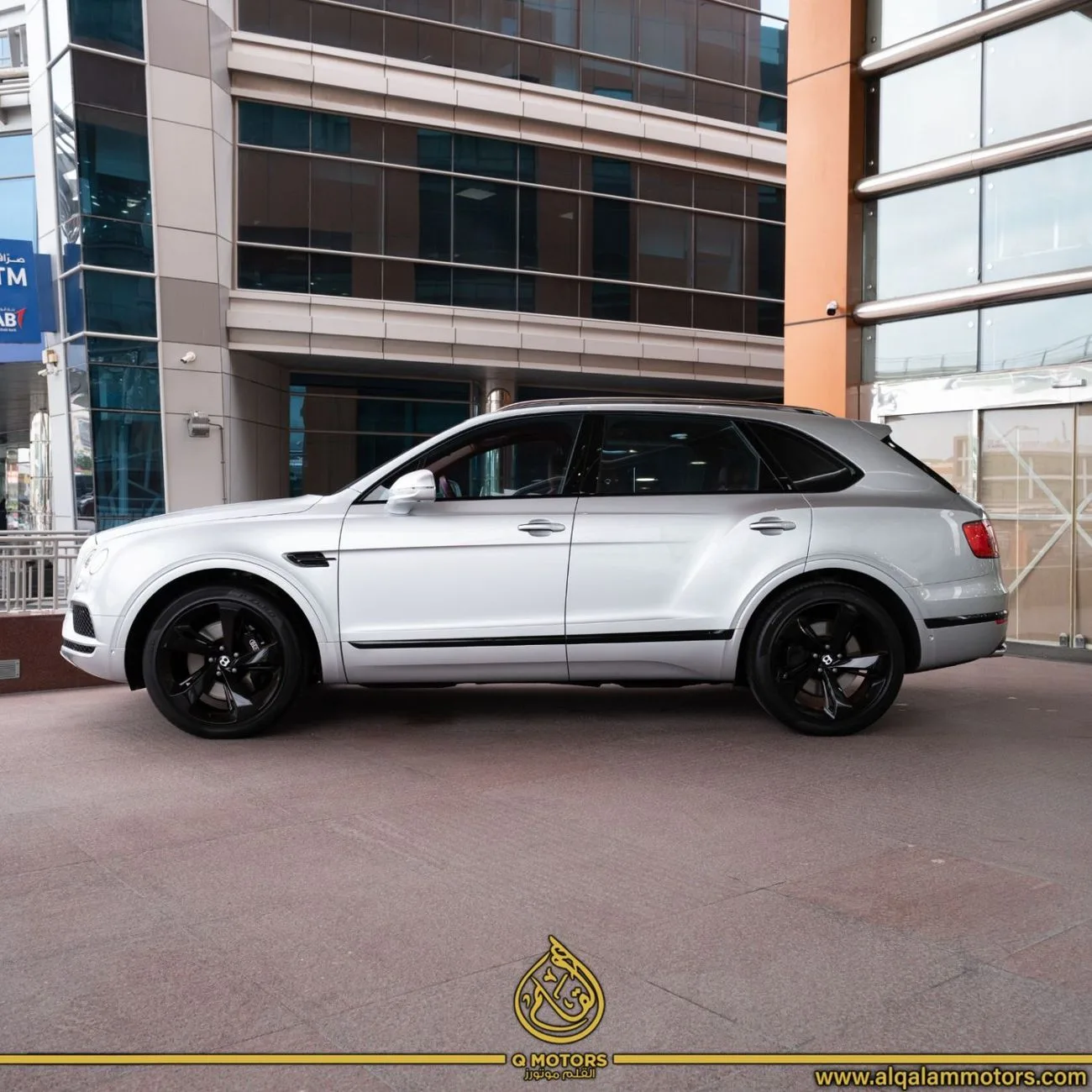 2018 Bentley Bentayga Signature offered by a specialist dealer in Dubai, United Arab Emirates, photo 4 of 12