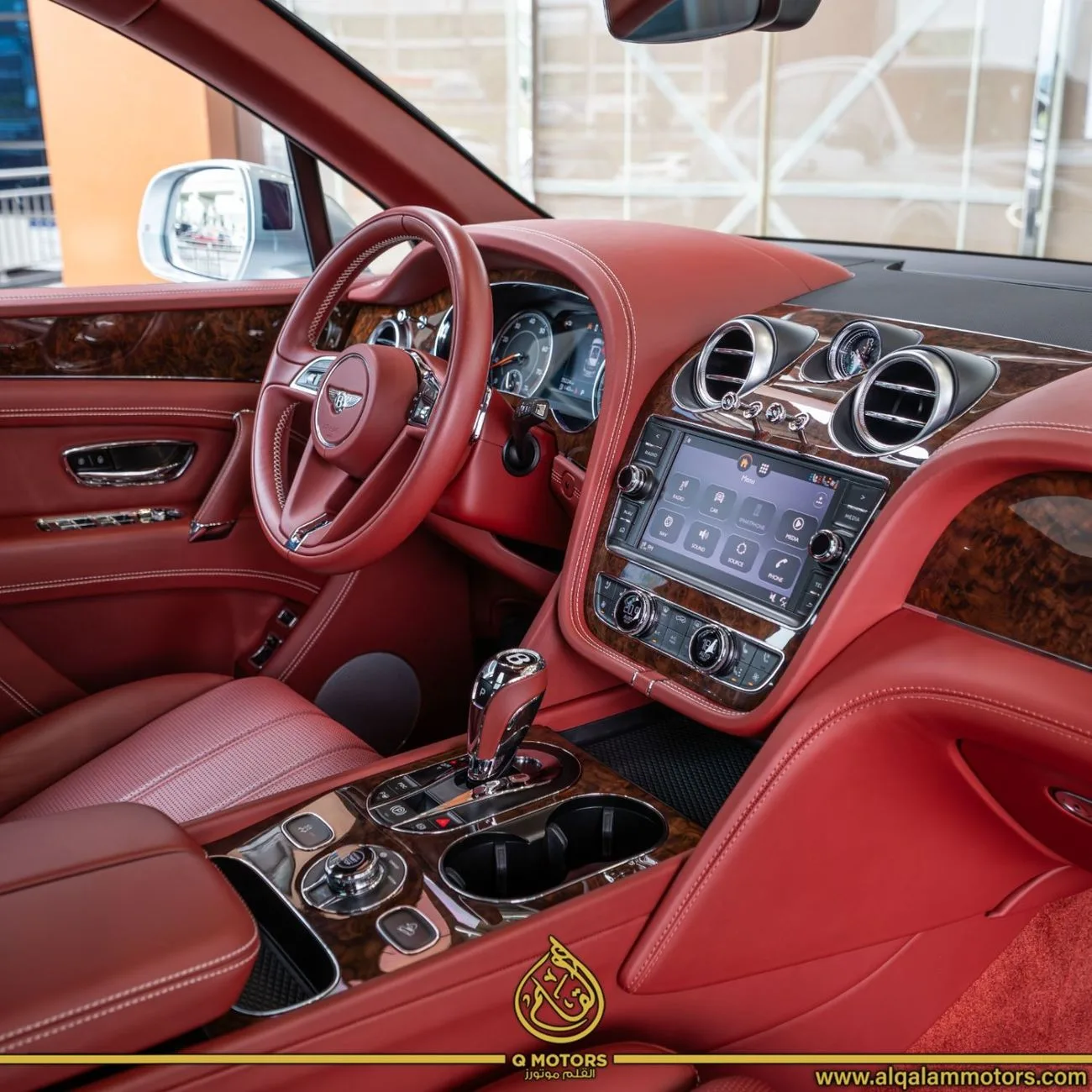 2018 Bentley Bentayga Signature offered by a specialist dealer in Dubai, United Arab Emirates, photo 6 of 12