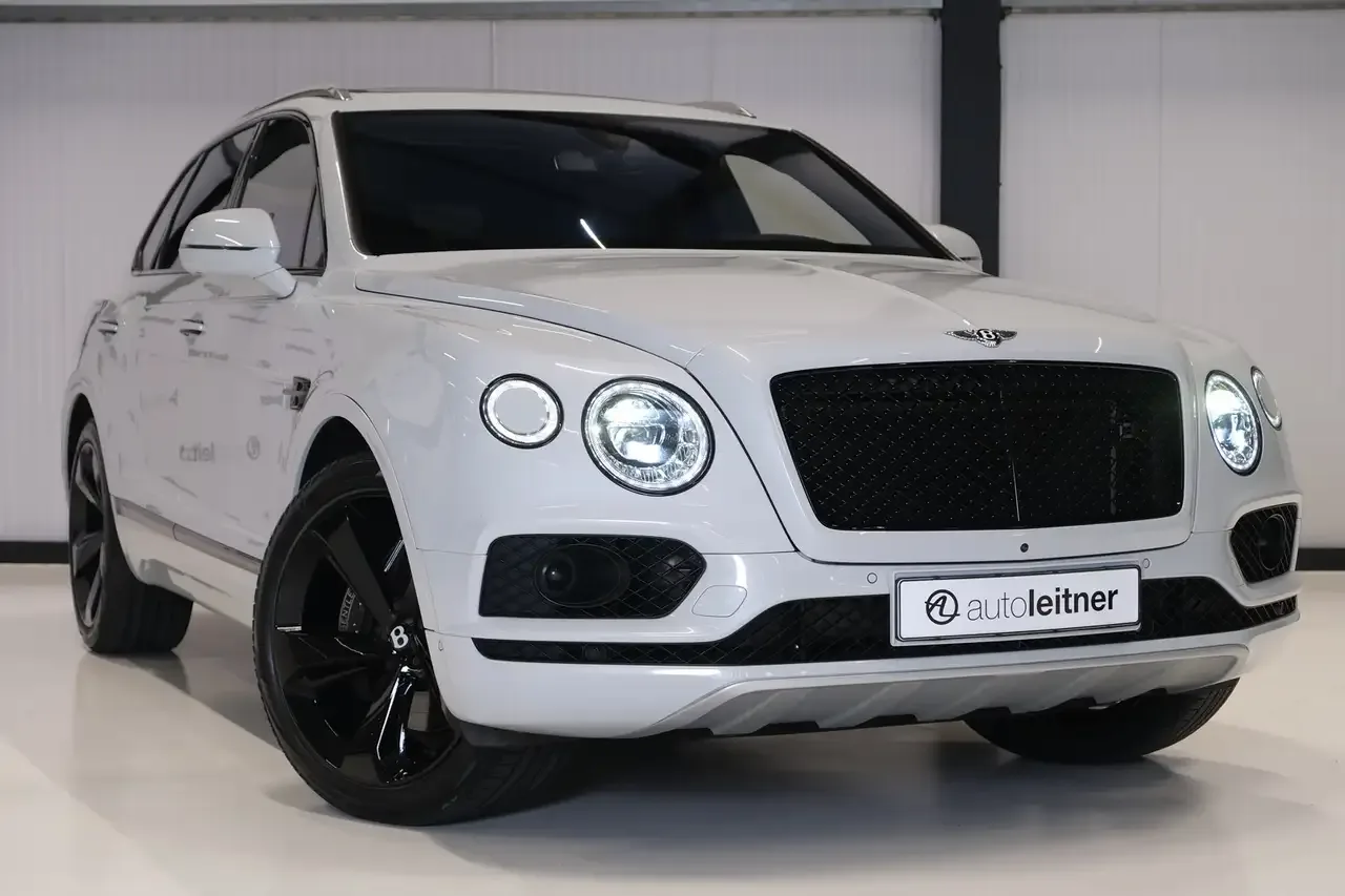 2018 Bentley Bentayga V8 angeboten von einem Fachhändler in Alkmaar, Niederlande, Hauptfoto