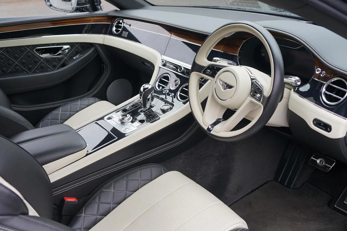 2018 Bentley Continental GT W12 angeboten von einer Vertragshändlergruppe in Ripley, Vereinigtes Königreich, Foto 17 von 25