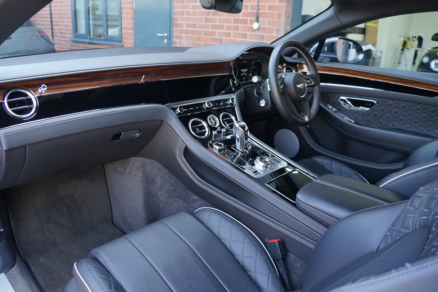 2018 Bentley Continental GT W12 angeboten von einer Vertragshändlergruppe in Ripley, Vereinigtes Königreich, Foto 2 von 25