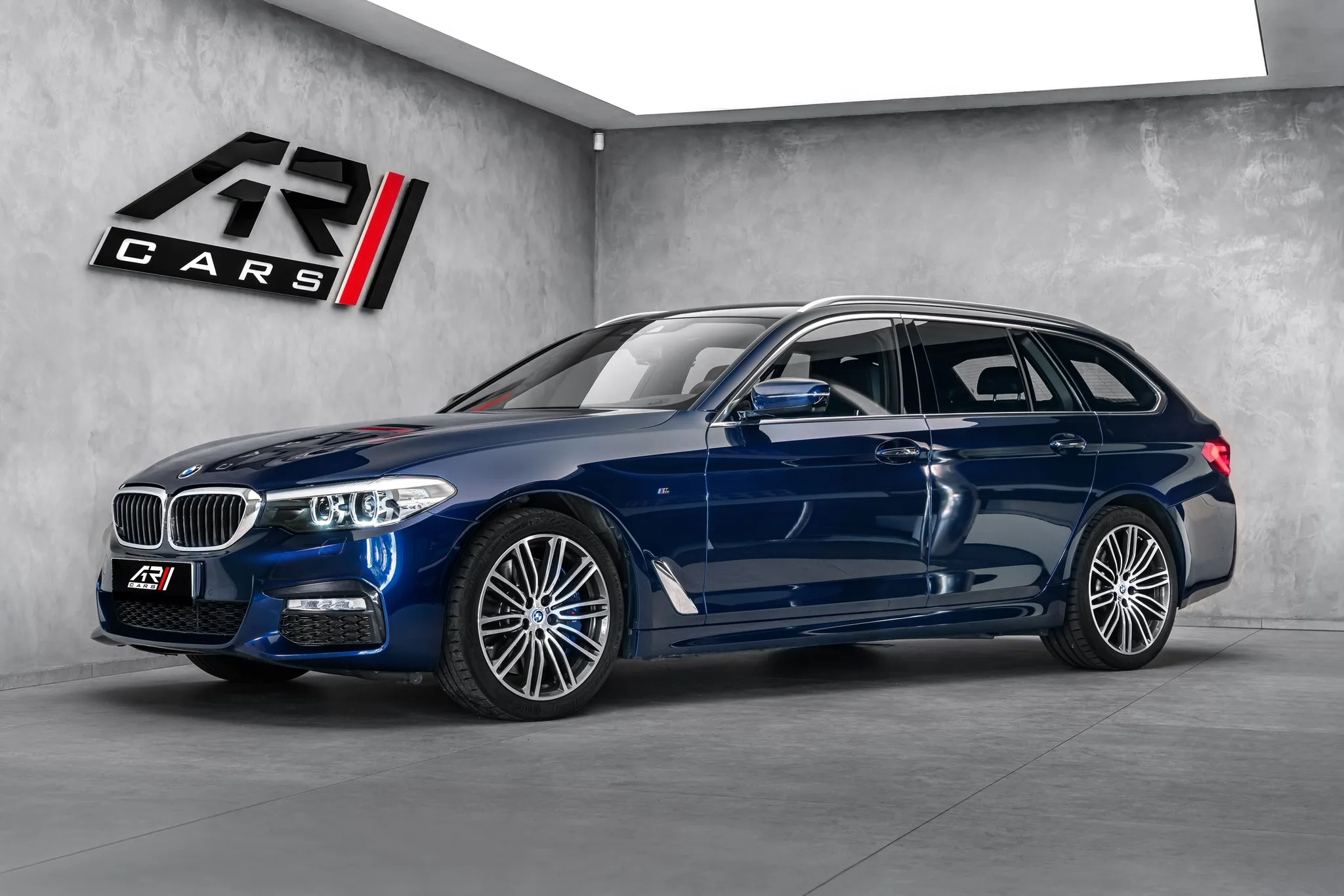 2018 BMW 540d Touring xDrive M Sport proposée par un concessionnaire spécialisé à Ostrava, Tchéquie, photo principale