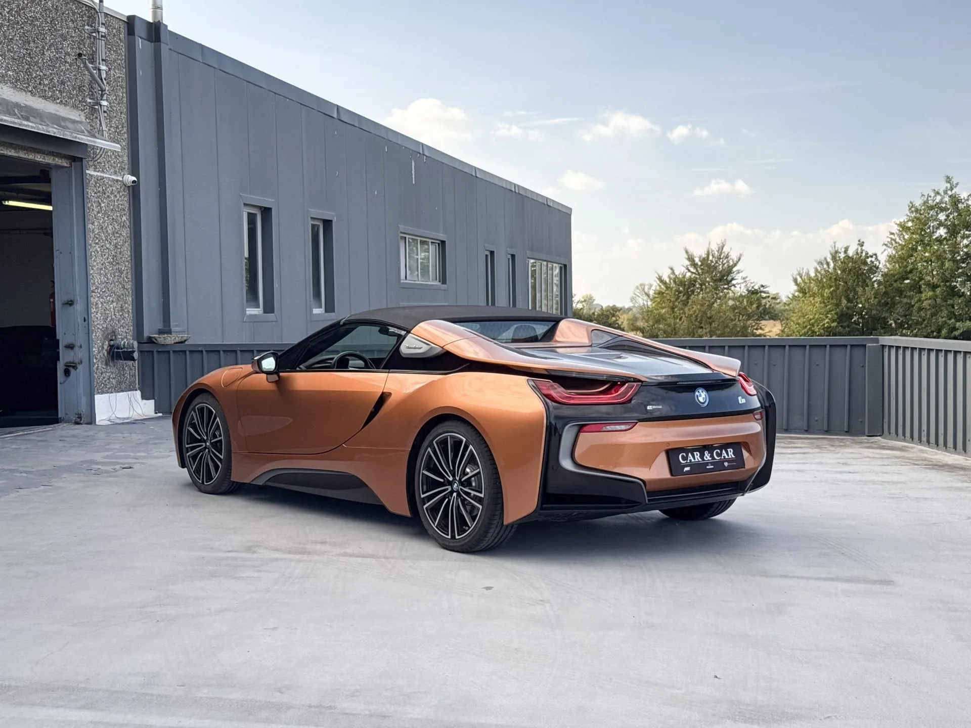2018 BMW i8 Roadster, 2/16