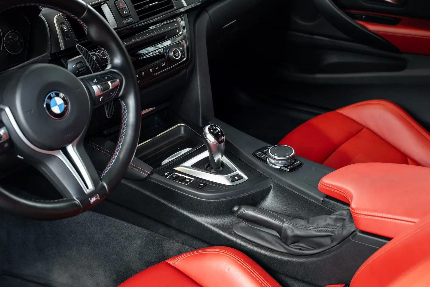 2018 BMW M4 Coupé proposée par un concessionnaire spécialisé à Neuss, Allemagne, photo 14 sur 25