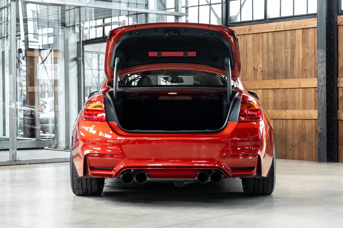 2018 BMW M4 Coupé proposée par un concessionnaire spécialisé à Neuss, Allemagne, photo 23 sur 25
