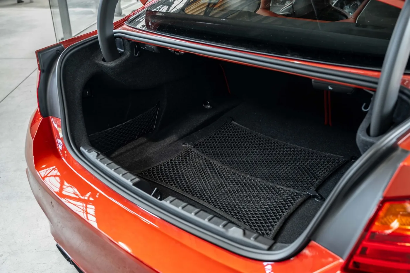 2018 BMW M4 Coupé proposée par un concessionnaire spécialisé à Neuss, Allemagne, photo 24 sur 25