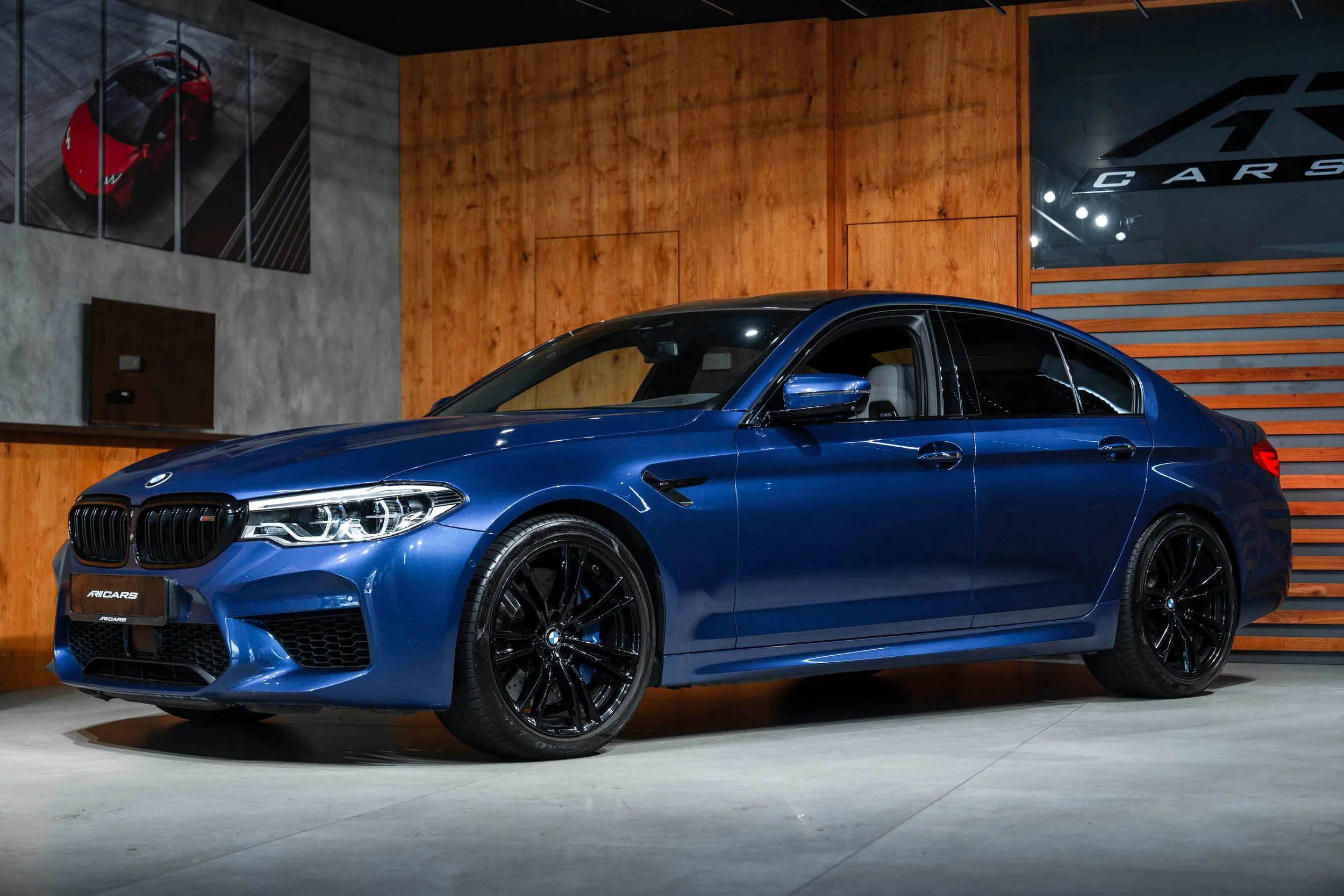 2018 BMW M5 proposée par un concessionnaire spécialisé à Bratislava, Slovaquie, photo principale