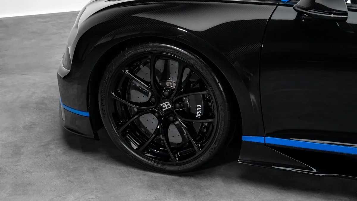 2018 Bugatti Chiron offered by a specialist dealer in Dubai, United Arab Emirates, photo 6 of 25