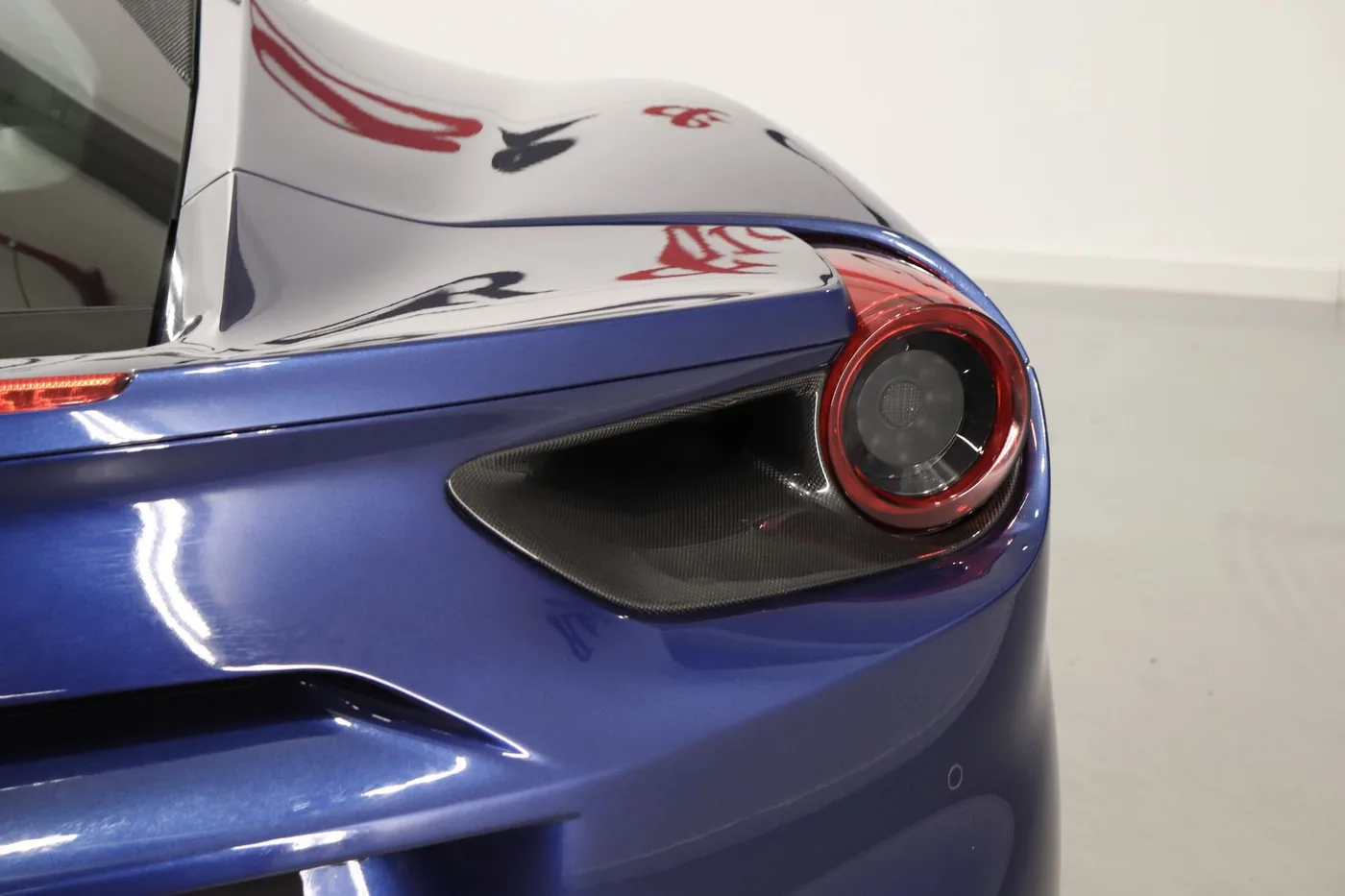 2018 Ferrari 488 GTB offered by a supercar dealer in Zibido San Giacomo, Italy, photo 17 of 25