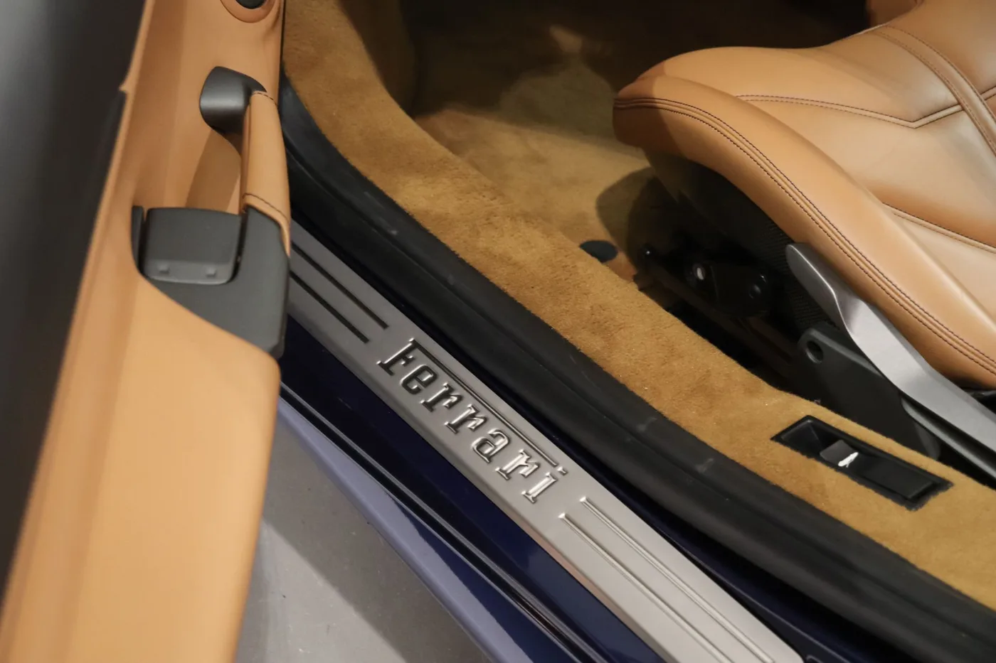 2018 Ferrari 488 GTB offered by a supercar dealer in Zibido San Giacomo, Italy, photo 21 of 25
