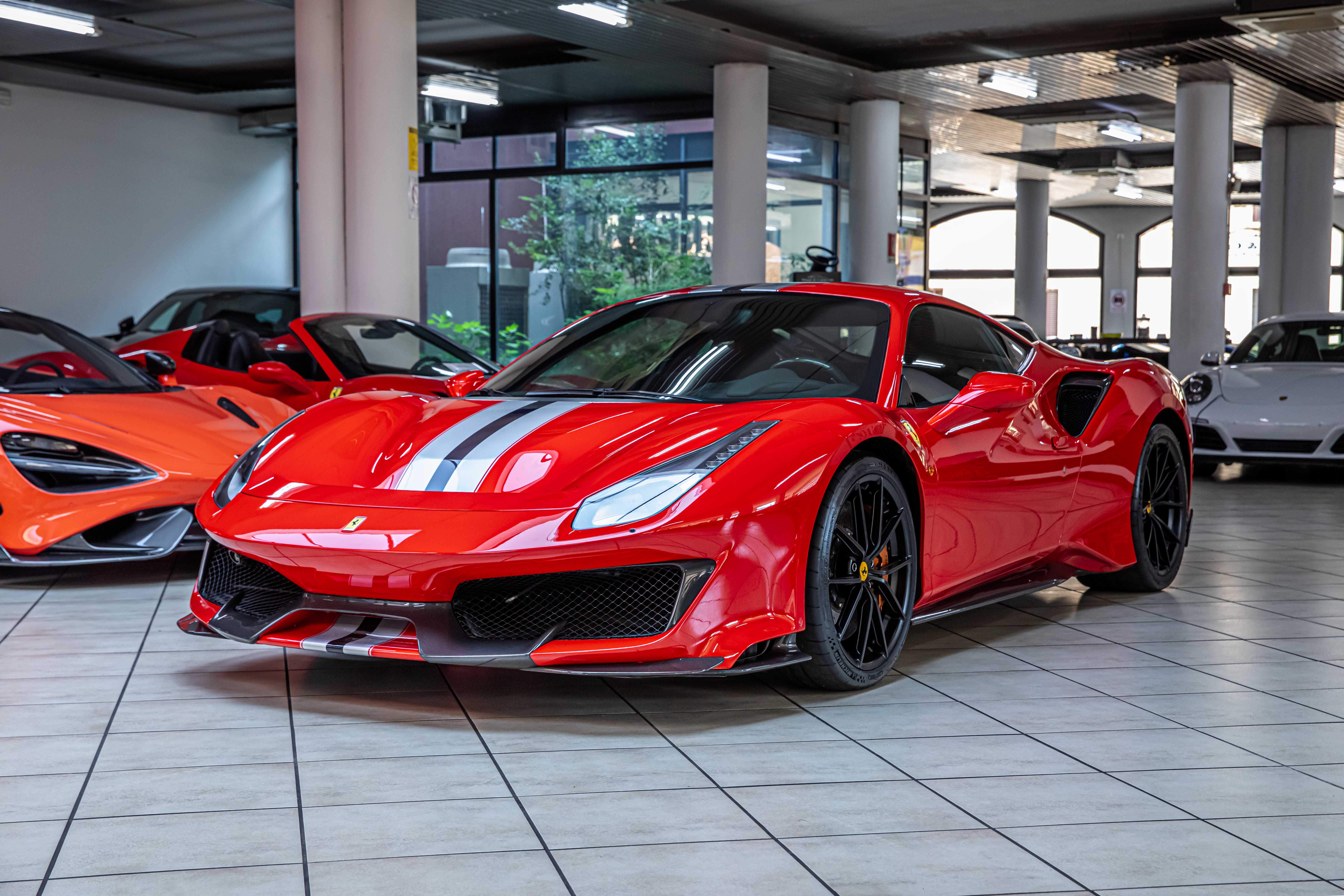 2018 Ferrari 488 Pista proposée par un concessionnaire spécialisé à Milan, Italie, photo 7 sur 20