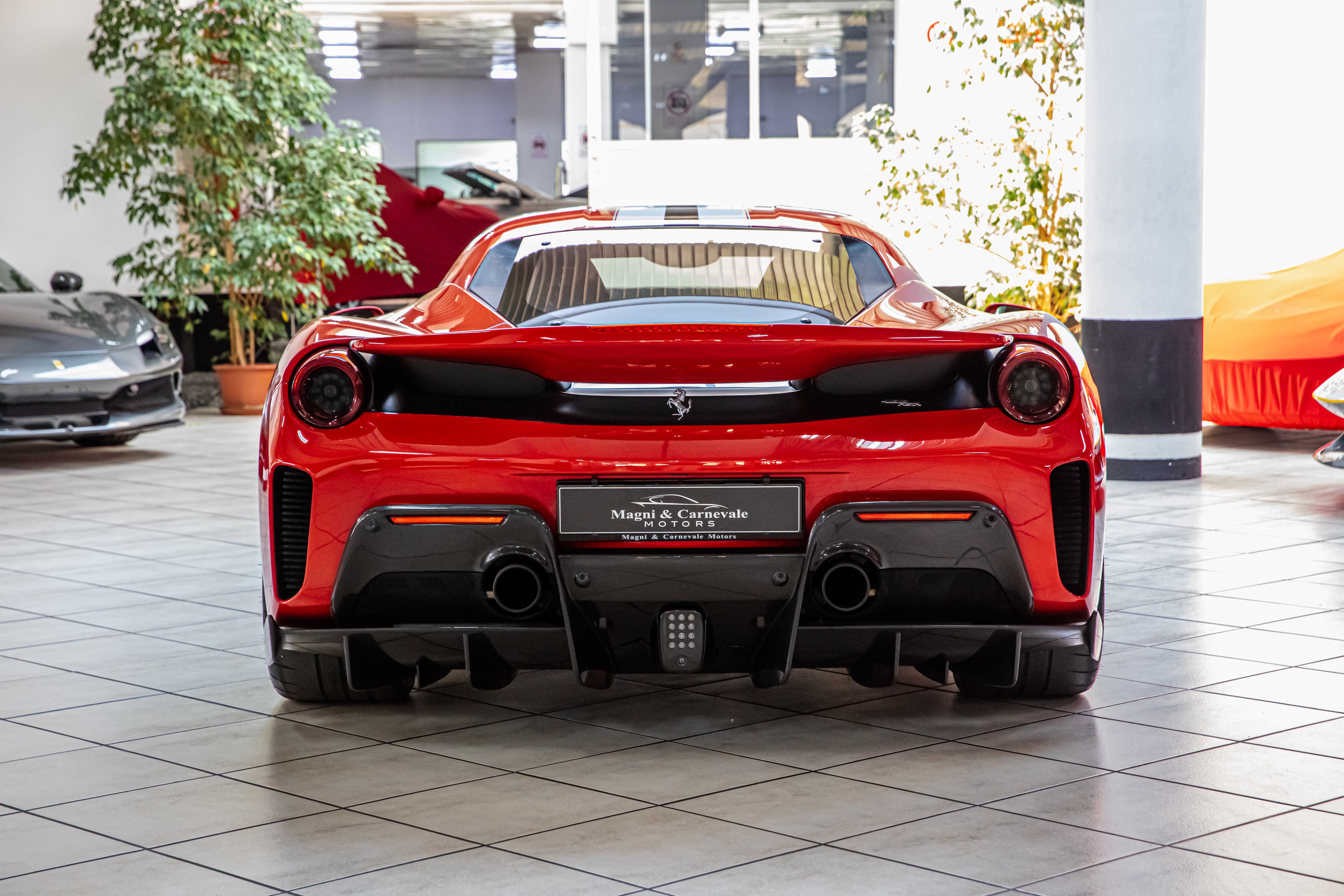 2018 Ferrari 488 Pista proposée par un concessionnaire spécialisé à Milan, Italie, photo 10 sur 20