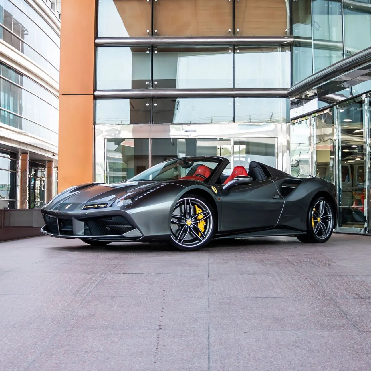 2018 Ferrari 488 Spider angeboten von einem Fachhändler in Dubai, Vereinigte Arabische Emirate, Hauptfoto