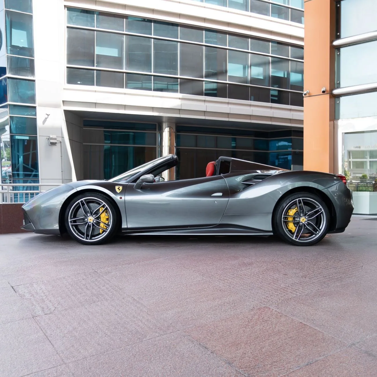 2018 Ferrari 488 Spider angeboten von einem Fachhändler in Dubai, Vereinigte Arabische Emirate, Foto 9 von 27