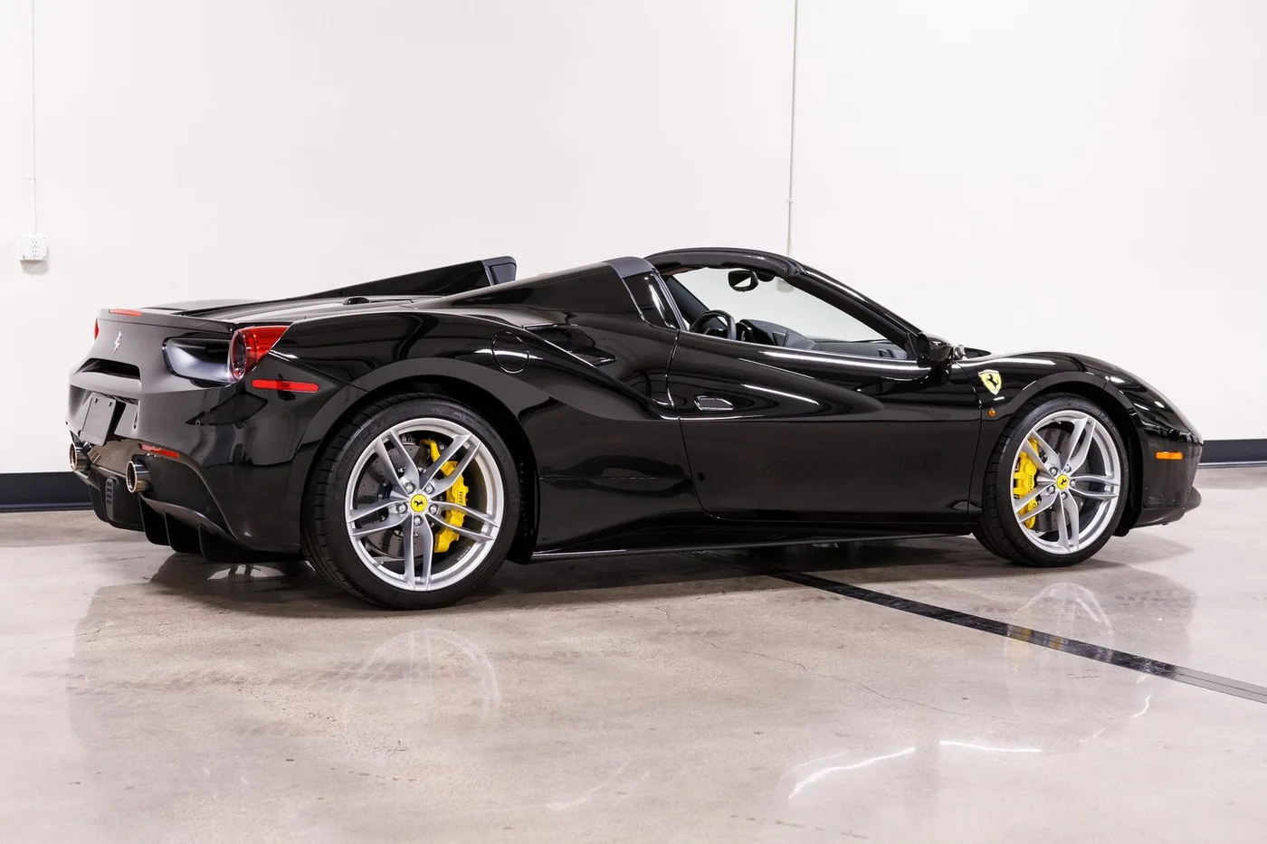 2018 Ferrari 488 Spider verkauft von einem Fachhändler in Costa Mesa, Vereinigte Staaten, Foto 10 von 15