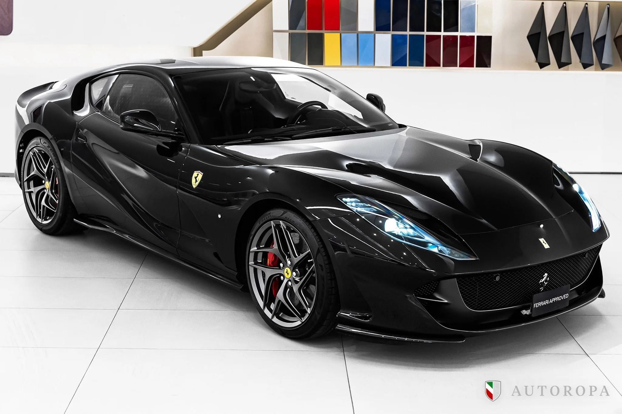 2018 Ferrari 812 Superfast angeboten von einem offiziellen Ferrari und Maserati-Vertragshändler in Stockholm, Schweden, Hauptfoto