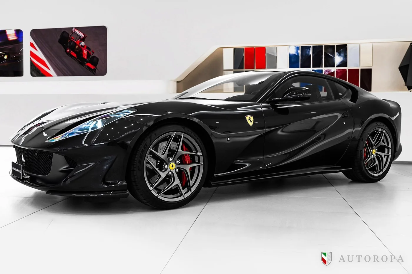 2018 Ferrari 812 Superfast angeboten von einem offiziellen Ferrari und Maserati-Vertragshändler in Stockholm, Schweden, Foto 2 von 10