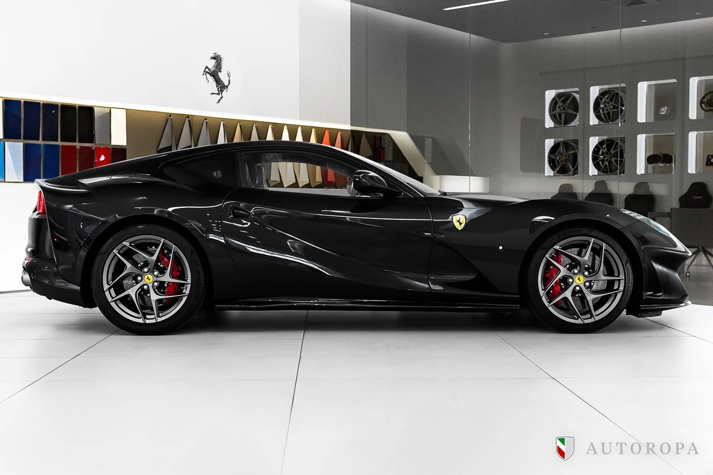 2018 Ferrari 812 Superfast angeboten von einem offiziellen Ferrari und Maserati-Vertragshändler in Stockholm, Schweden, Foto 3 von 10
