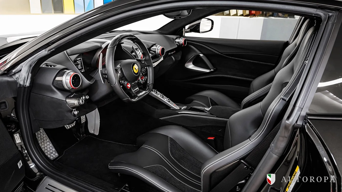 2018 Ferrari 812 Superfast angeboten von einem offiziellen Ferrari und Maserati-Vertragshändler in Stockholm, Schweden, Foto 6 von 10