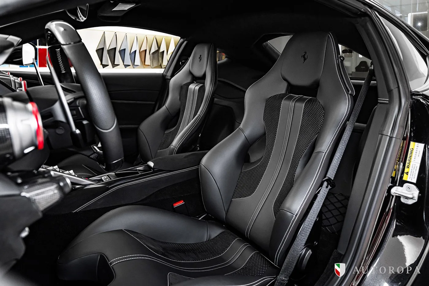2018 Ferrari 812 Superfast angeboten von einem offiziellen Ferrari und Maserati-Vertragshändler in Stockholm, Schweden, Foto 8 von 10