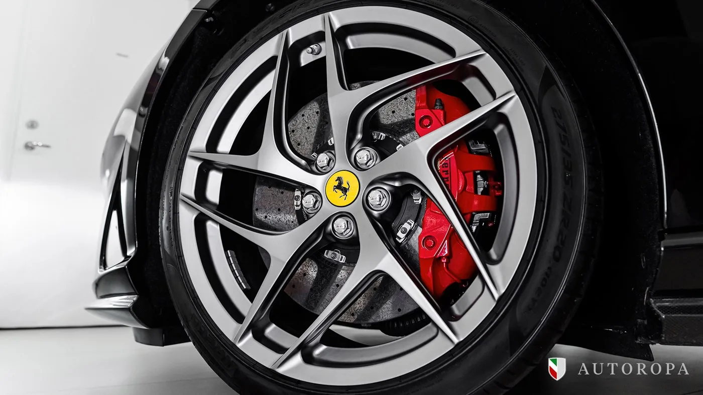 2018 Ferrari 812 Superfast angeboten von einem offiziellen Ferrari und Maserati-Vertragshändler in Stockholm, Schweden, Foto 10 von 10