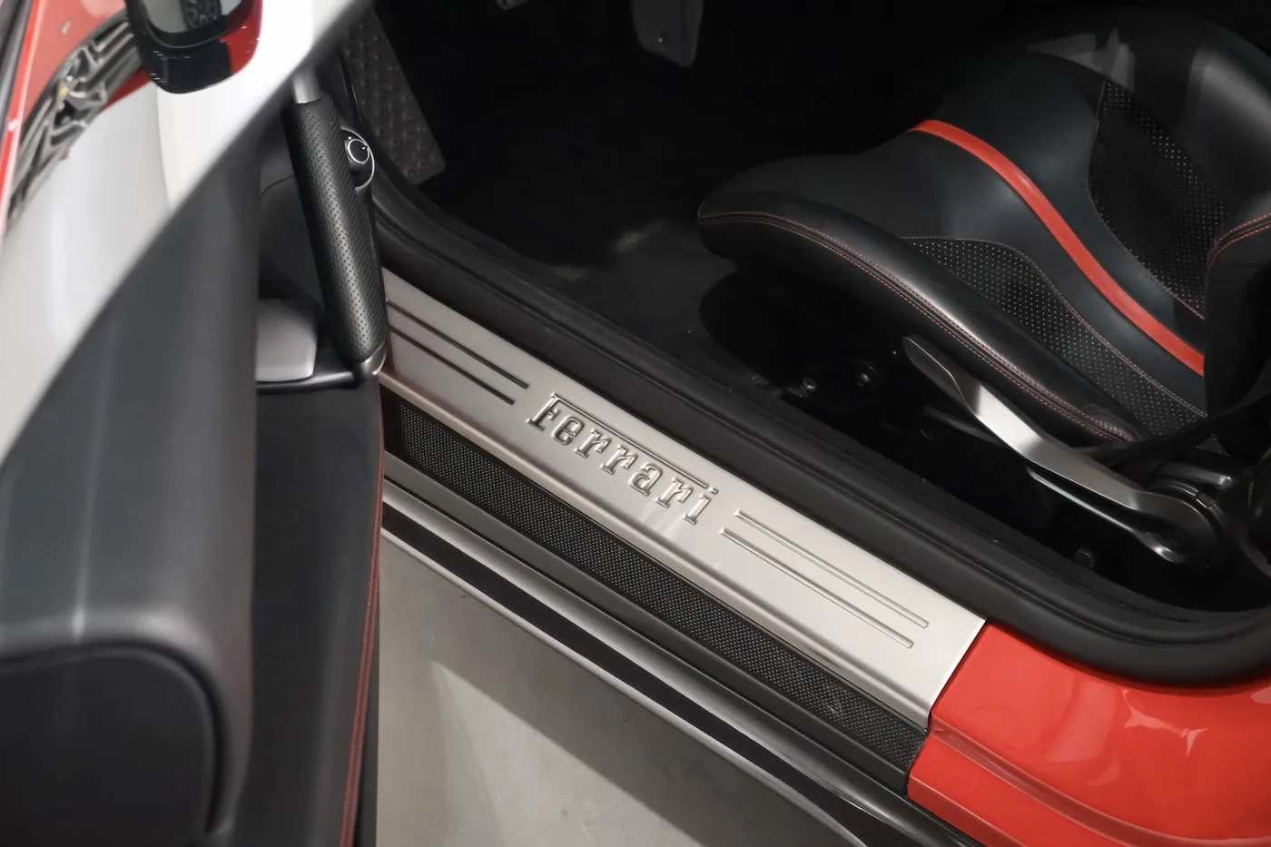 2018 Ferrari 812 Superfast angeboten von einem Supersportwagenhändler in Zibido San Giacomo, Italien, Foto 13 von 24
